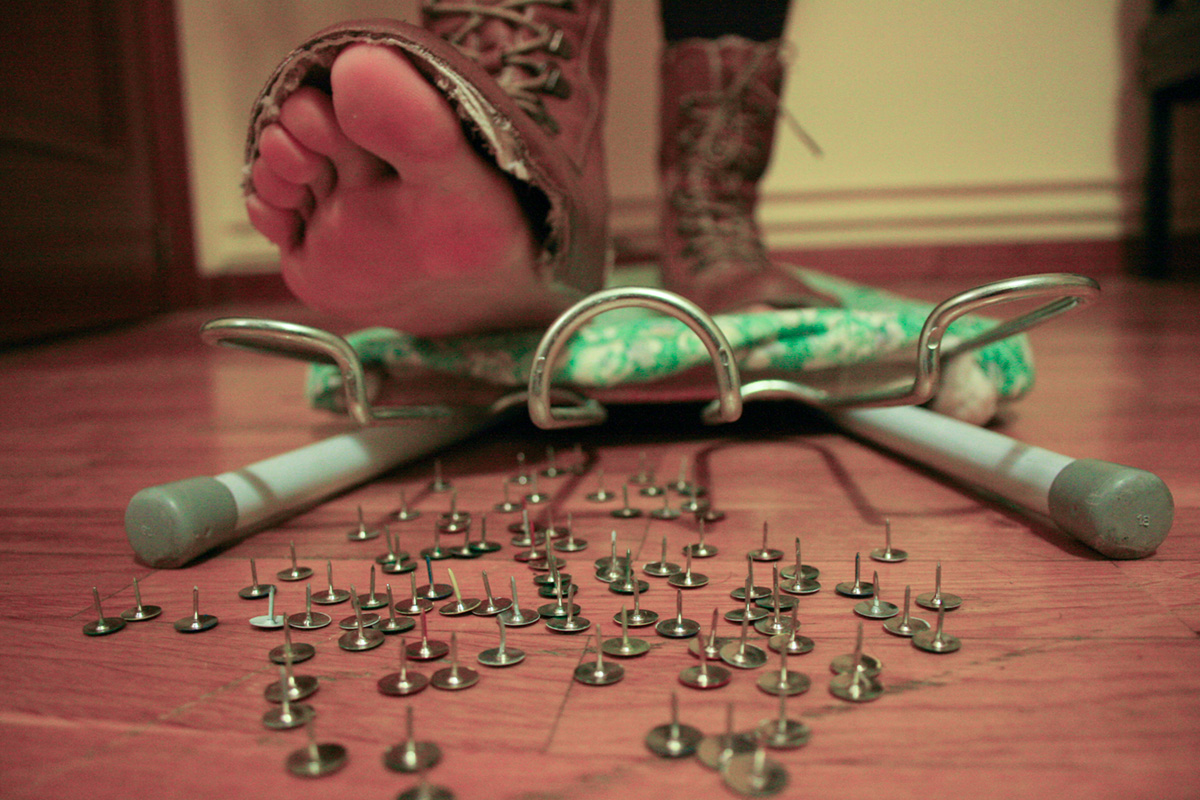 Obra de la autora Alba Mozas Gómez, artista fotográfica que representa la pérdida, el dolor y el vacío a través de su primera muestra expositiva que roza lo imaginario con los sentimientos