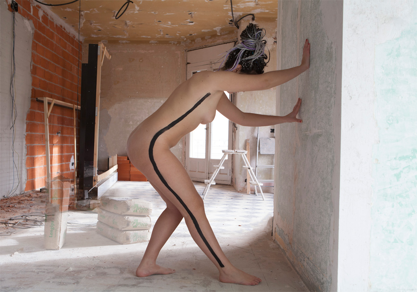 alba mozas gómez posando con línea negra