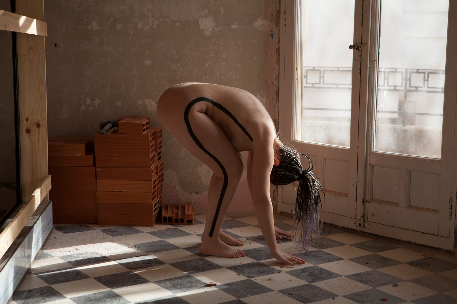 alba mozas gómez posando con línea negra