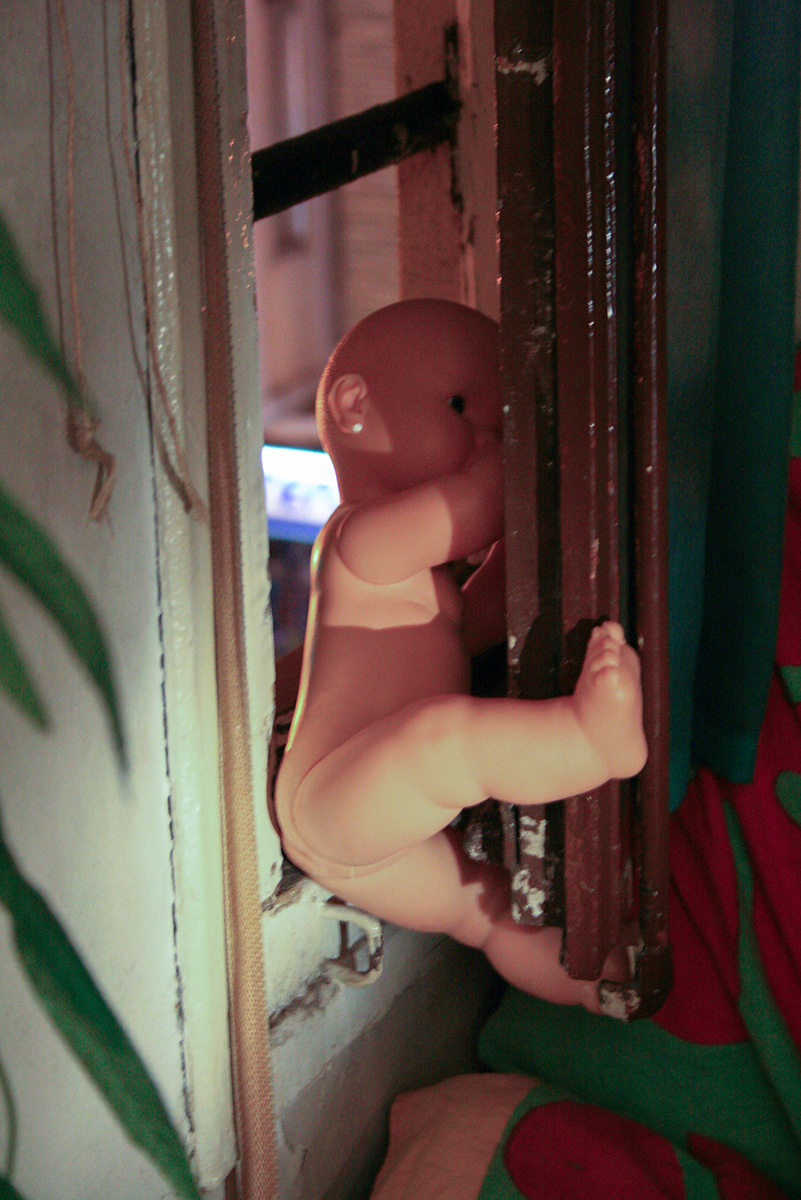 Obra de la autora Alba Mozas Gómez, artista fotográfica que representa la pérdida, el dolor y el vacío a través de su primera muestra expositiva que roza lo imaginario con los sentimientos