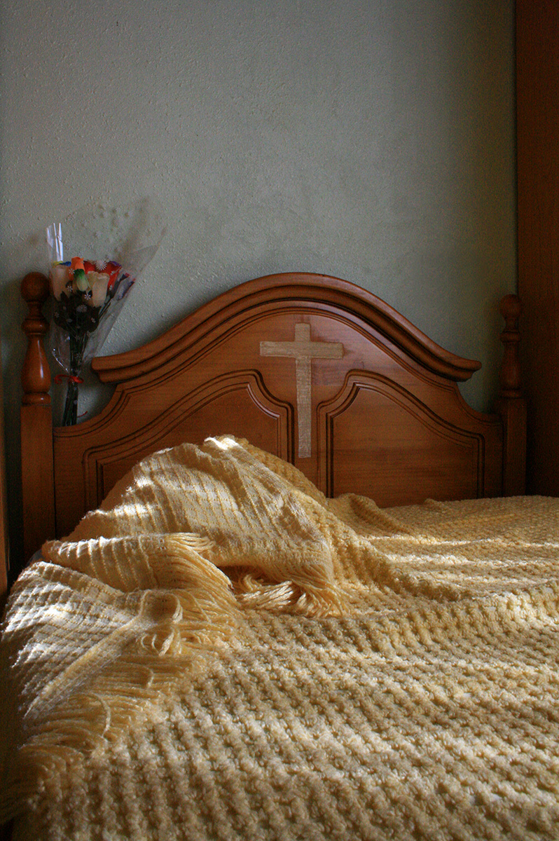 Obra de la autora Alba Mozas Gómez, artista fotográfica que representa la pérdida, el dolor y el vacío a través de su primera muestra expositiva que roza lo imaginario con los sentimientos