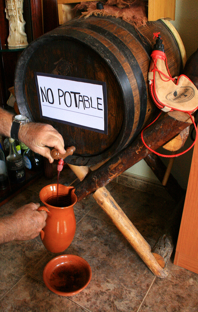 Obra de la autora Alba Mozas Gómez, artista fotográfica que representa la pérdida, el dolor y el vacío a través de su primera muestra expositiva que roza lo imaginario con los sentimientos