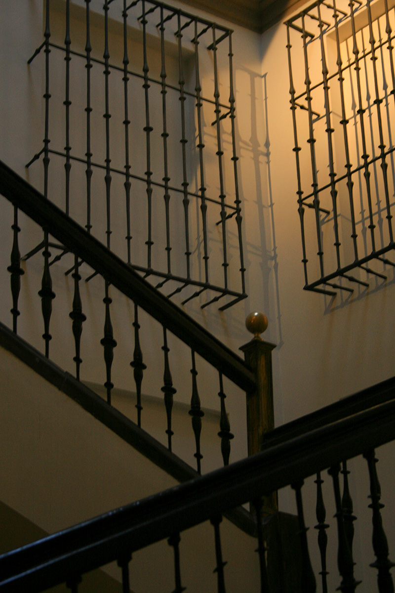 Obra de la autora Alba Mozas Gómez, artista fotográfica que representa la pérdida, el dolor y el vacío a través de su primera muestra expositiva que roza lo imaginario con los sentimientos