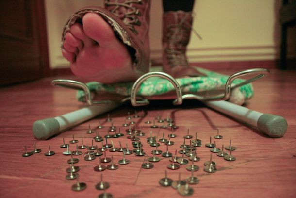 Fotografía artística contemporánea de Alba Mozas Gómez Febrero que explora la relación entre cuerpo, alma y naturaleza. Exposición ardilla autoretrato.