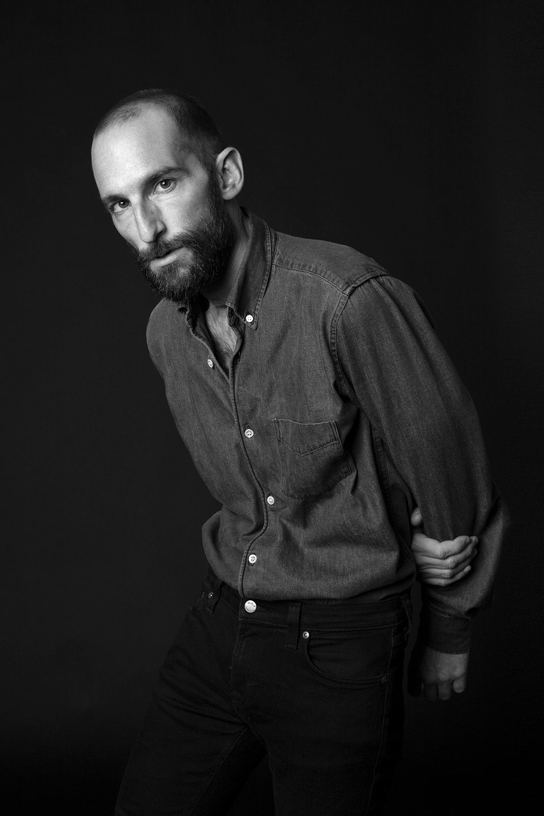 Fotografía profesional de actor en Teruel con sesión fotográfica para book actoral y marca personal.