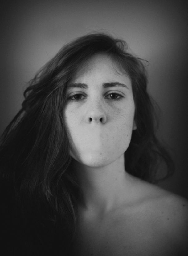 Fotografía artística contemporánea de Alba Mozas Gómez Febrero que explora la relación entre cuerpo, alma y naturaleza. Exposición ardilla autoretrato.