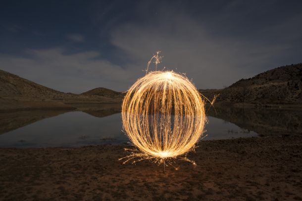 Fotografía artística contemporánea de Alba Mozas Gómez Febrero que explora la relación entre cuerpo, alma y naturaleza. Exposición ardilla autoretrato.