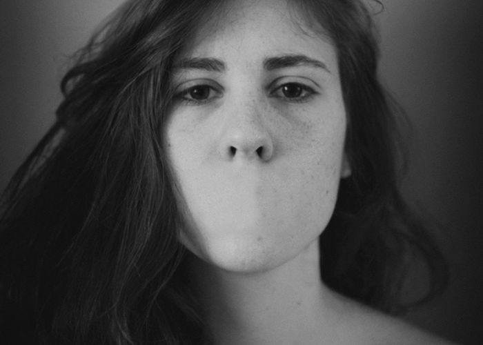 Fotografía artística contemporánea de Alba Mozas Gómez Febrero que explora la relación entre cuerpo, alma y naturaleza. Exposición ardilla autoretrato.