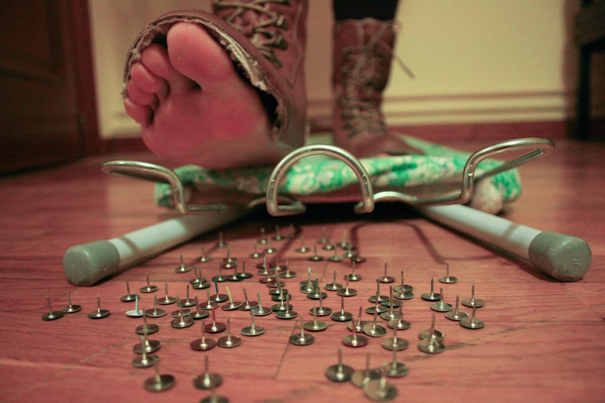 Obra de la autora Alba Mozas Gómez, artista fotográfica que representa la pérdida, el dolor y el vacío a través de su primera muestra expositiva que roza lo imaginario con los sentimientos