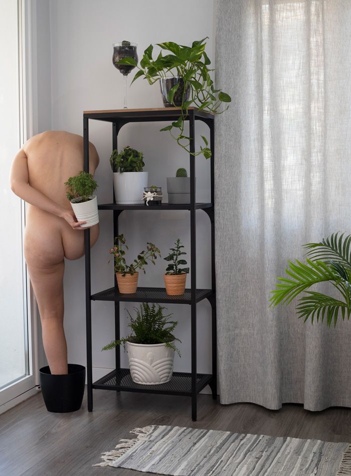 Imagen de Alba Mozas Gómez de retrato femenino con desnudo y naturaleza con plantas, cuerpo y hogar. Exposición fotografía para photo españa en teruel y madrid