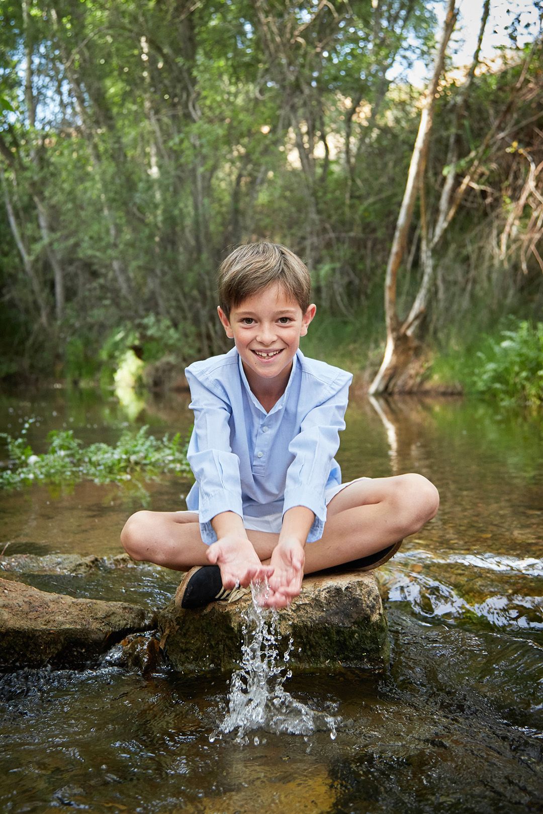 Sesión de fotos familiar en Teruel con fotografía profesional para familias en exterior.