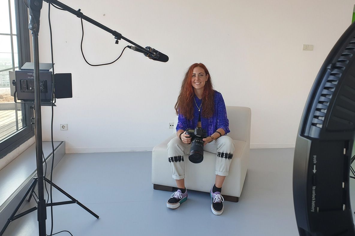 imagen de alba mozas con cámara de fotos