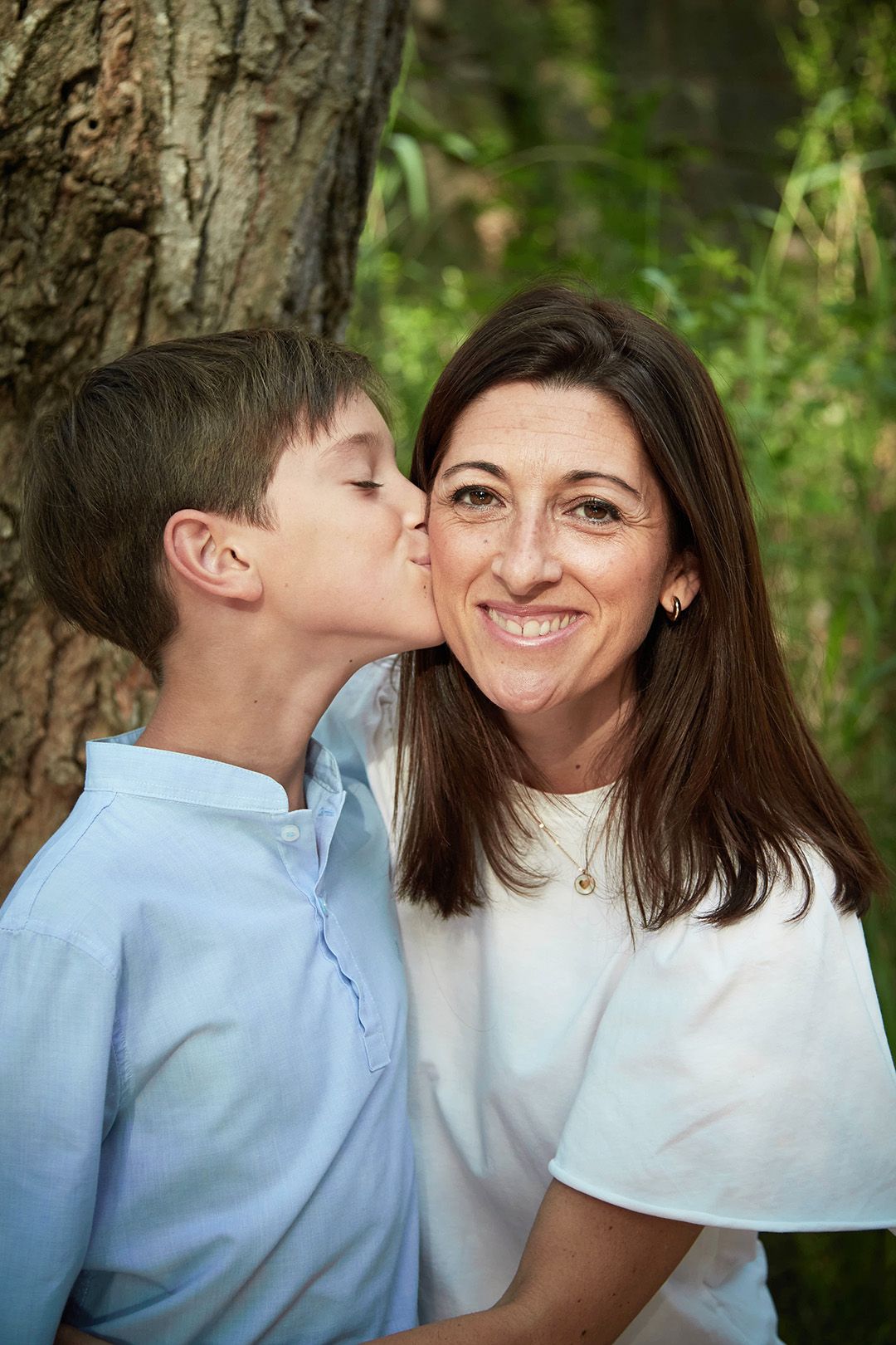 Sesión de fotos familiar en Teruel con fotografía profesional para familias en exterior.