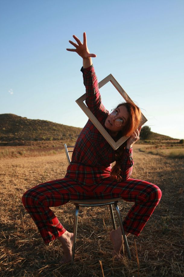 Fotografía artística contemporánea de Alba Mozas Gómez Febrero que explora la relación entre cuerpo, alma y naturaleza. Exposición ardilla autoretrato.