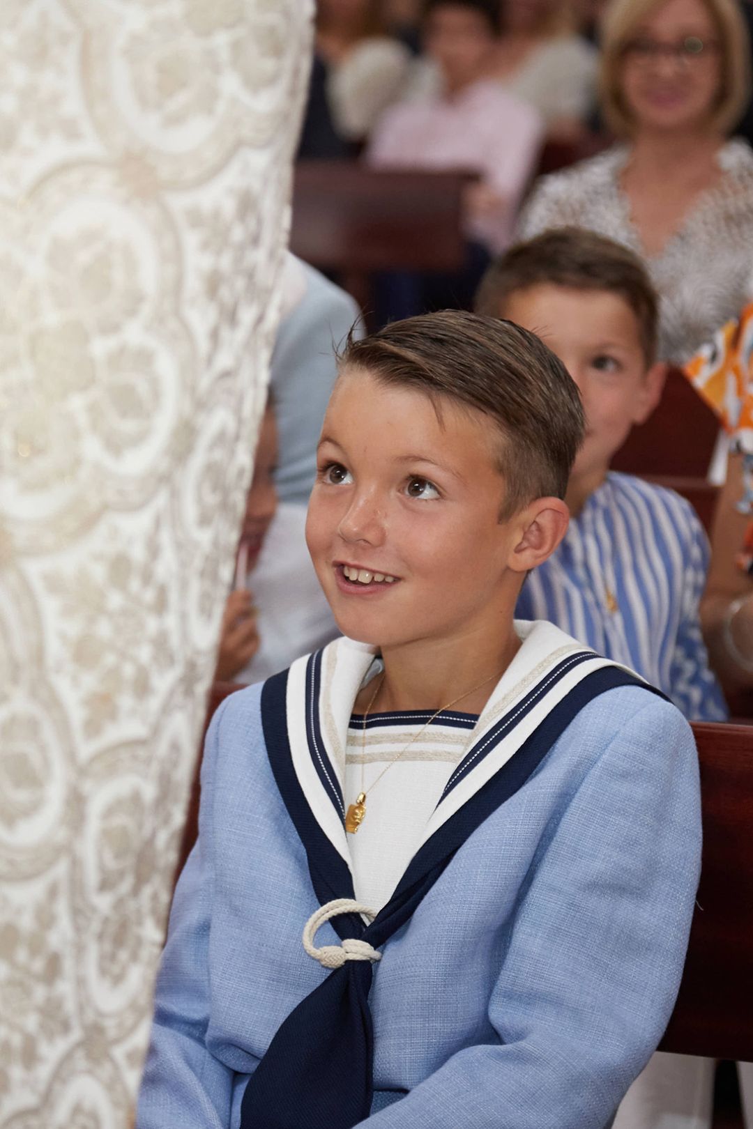 Sesión de fotos de comunión en Teruel con fotografía profesional para niños y niñas de comunión.