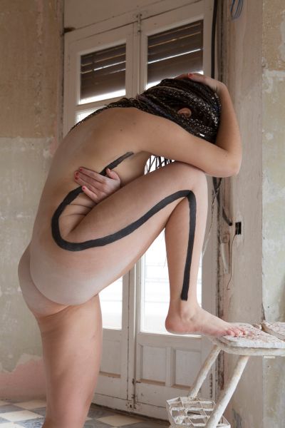 alba mozas gómez posando con línea negra 